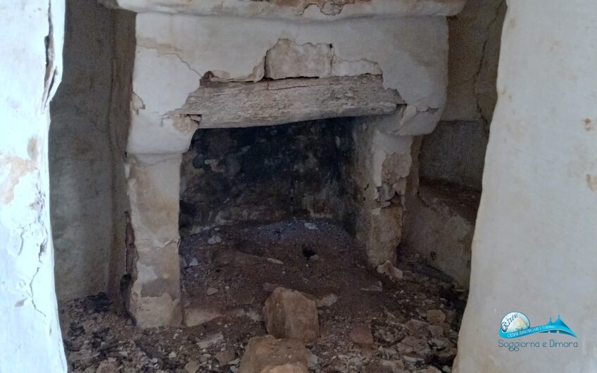 2 Trullo e lamie con terreno in posizione panorama