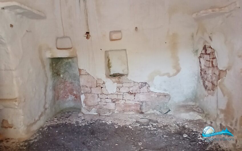 2 Trullo e lamie con terreno in posizione panorama