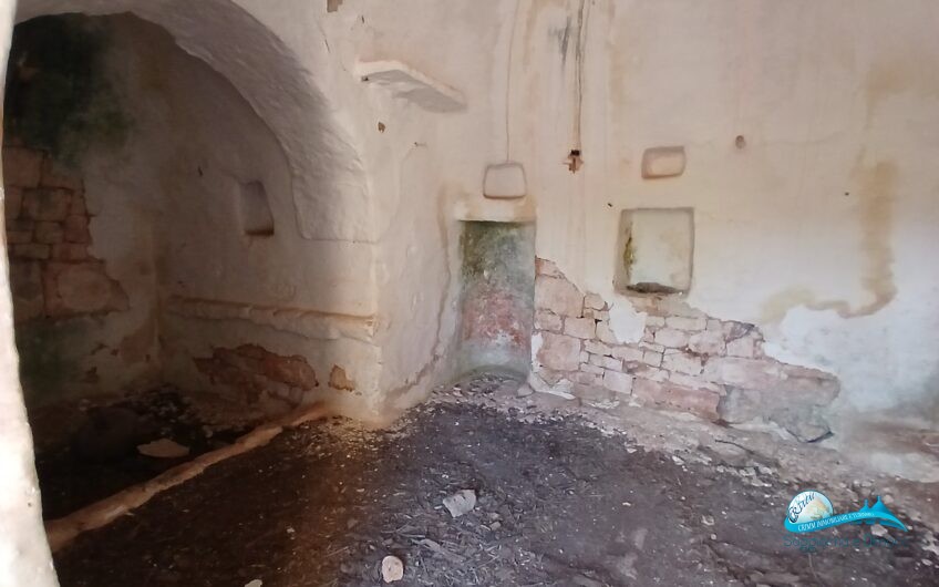2 Trullo e lamie con terreno in posizione panorama
