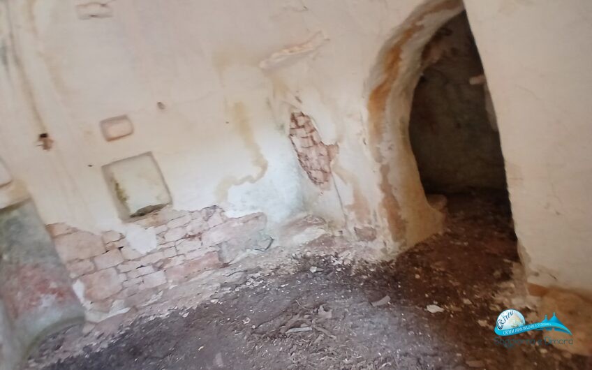 2 Trullo e lamie con terreno in posizione panorama