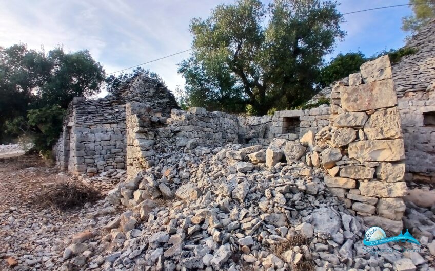 2 Trullo e lamie con terreno in posizione panorama