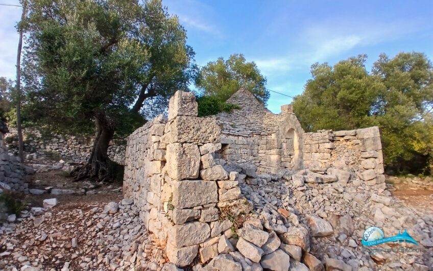 2 Trullo e lamie con terreno in posizione panorama