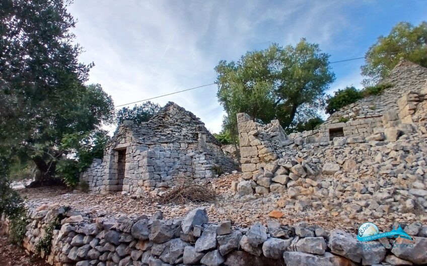 2 Trullo e lamie con terreno in posizione panorama